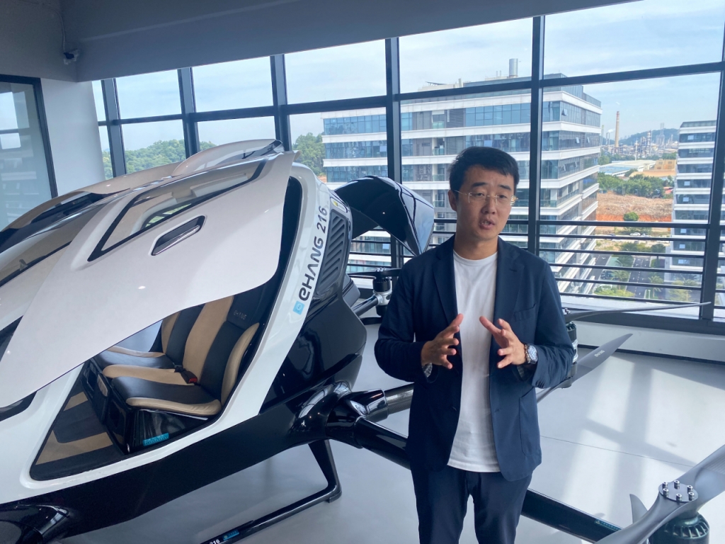 허톈싱 이항 부사장이 한국 취재진에게 향후 전략을 설명하고 있다./사진=우경흭 기자