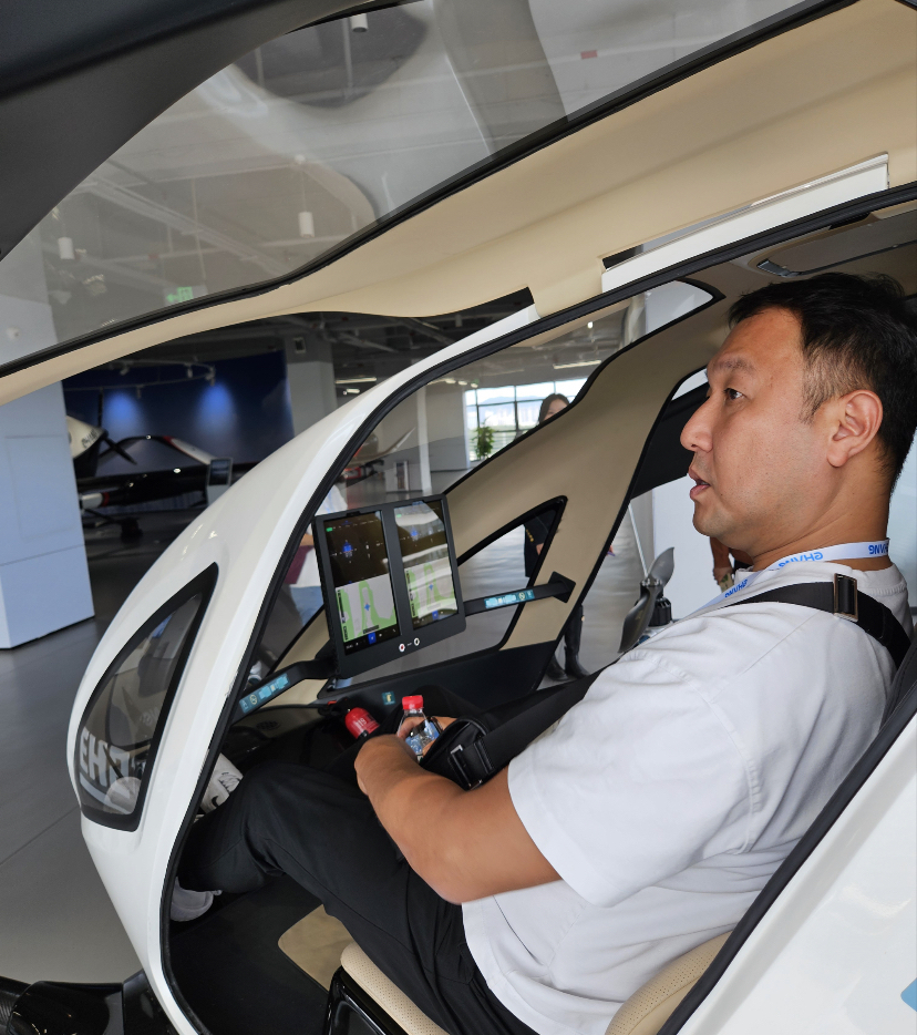 신장 187cm인 기자가  'EH216-S'에 실제 탑승한 모습. 앞뒤간격은 충분했지만 좌우는 비좁았다./사진=우경희 기자  