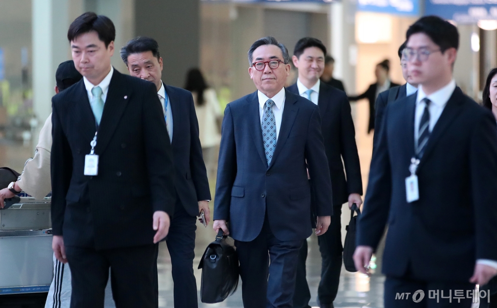 (인천공항=뉴스1) 이승배 기자 = 조태열 외교부 장관이 30일 한미 외교·국방 장관 2+2 회의를 위해 인천국제공항을 통해 미국으로 출국하고 있다. 2024.10.30/뉴스1  Copyright © 뉴스1. All rights reserved. 무단 전재 및 재배포,  AI학습 이용 금지. /사진=(인천공항=뉴스1) 이승배 기자