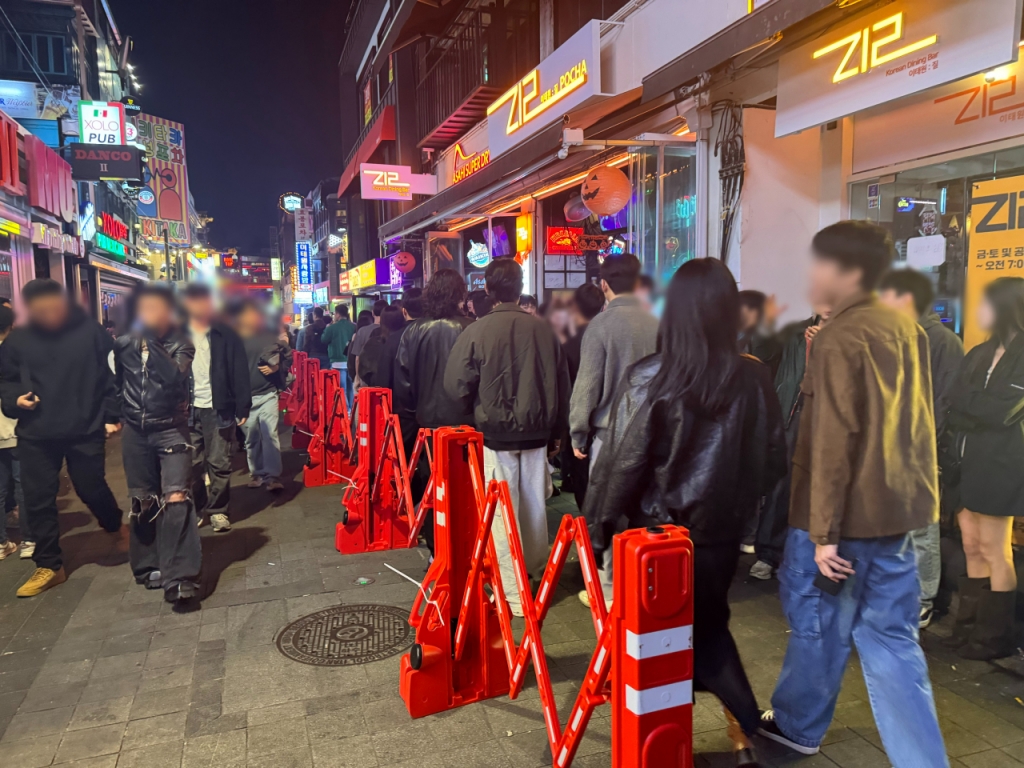 31일 오후 10시쯤 핼러윈 데이를 맞아 서울 용산구 이태원동 세계음식문화거리에 많은 인파가 몰려들었다. 골목길에는 빨간색 중앙분리대를 설치해 우측 통행을 하도록 유도했다. /사진=김호빈 기자
