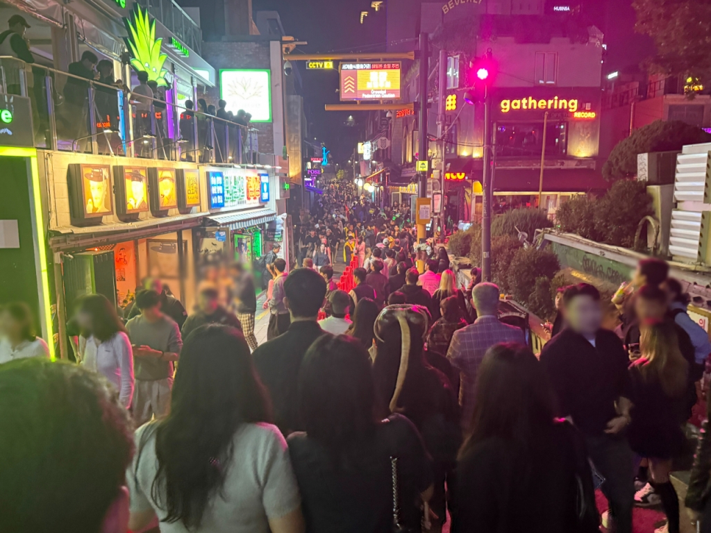 31일 핼러윈 데이를 맞아 서울 용산구 이태원동에 많은 인파가 몰려들었다. /사진=김선아 기자 