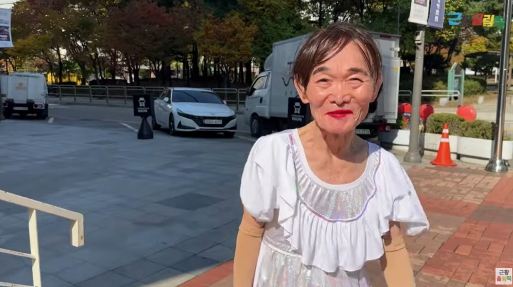 '통아저씨'로 유명한 컨토셔니스트 이양승씨가 어린 시절 집을 나간 친모와 70여년 만에 재회했다고 밝혔다. /사진=유튜브 채널 '근황올림픽' 캡처