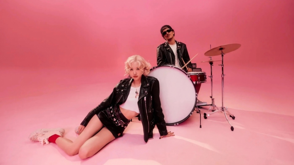 그룹 '블랙핑크' 로제와 팝스타 브루노 마스가 발표한 'APT.'(아파트) 뮤직비디오 원본의 모습. /사진=뉴시스, 더블랙레이블 제공 