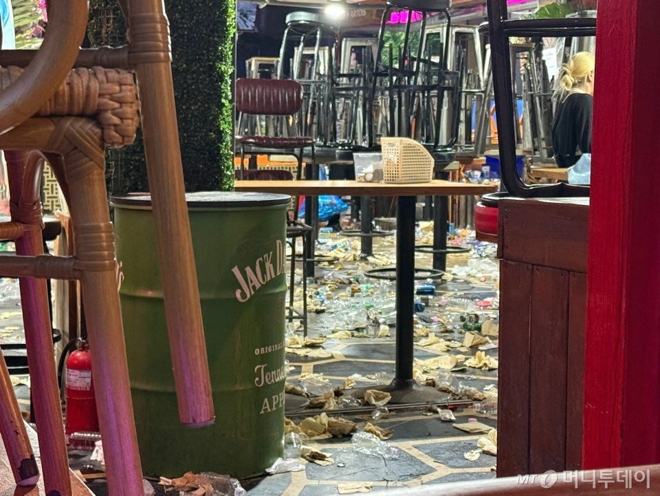  1일 오전 7시쯤 서울 용산구 이태원동 해밀톤 호텔 인근 한 술집 바닥은 손님들이 버린 휴지와 쓰레기들로 발 디딜 틈 없었다. 내부를 청소하던 직원들은 짜증 섞인 목소리로 '이거 언제 다 치우냐'고 외치며 바쁘게 손을 움직였다./사진=김선아 기자 