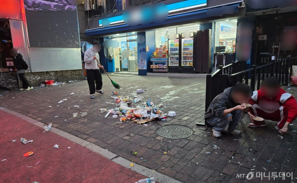 1일 오전 7시쯤 서울 마포구 홍대클럽거리에 있는 편의점에 각종 쓰레기들이 버려져 있다./사진=이혜수 기자 