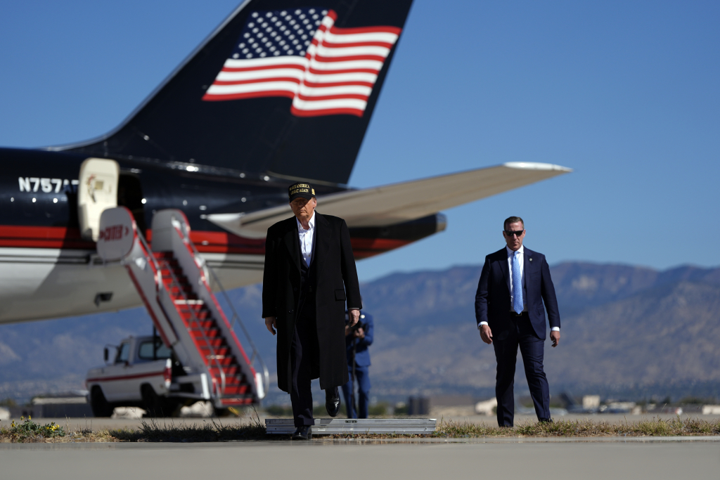 도널드 트럼프 전 미국 대통령이 31일(현지시각) 유세가 열린 뉴멕시코주 앨버커키에 도착한 모습./AP=뉴시스