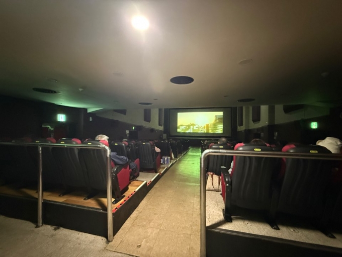 어두운 곳을 무서워하거나 답답해하는 관객들을 위해 영화 상영 중에도 상영관 뒷편에 약하게 조명을 켜두고 있다/사진=김선아 기자