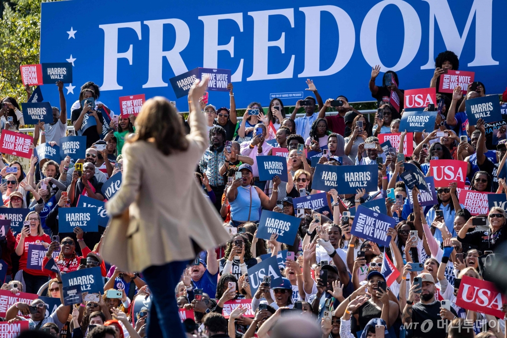 미국 민주당 대통령 후보인 카멀라 해리스 부통령이 2일(현지시간) 조지아주 애틀랜타에서 열린 선거 집회서 지지자들의 환영을 받고 있다./AFPBBNews=뉴스1