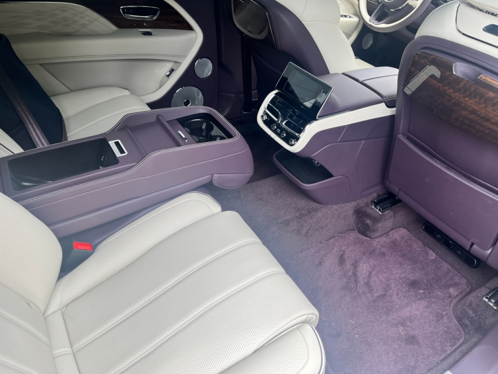 벤틀리 벤테이가 EWB 아주르의 뒷좌석 모습/사진= 임찬영 기자