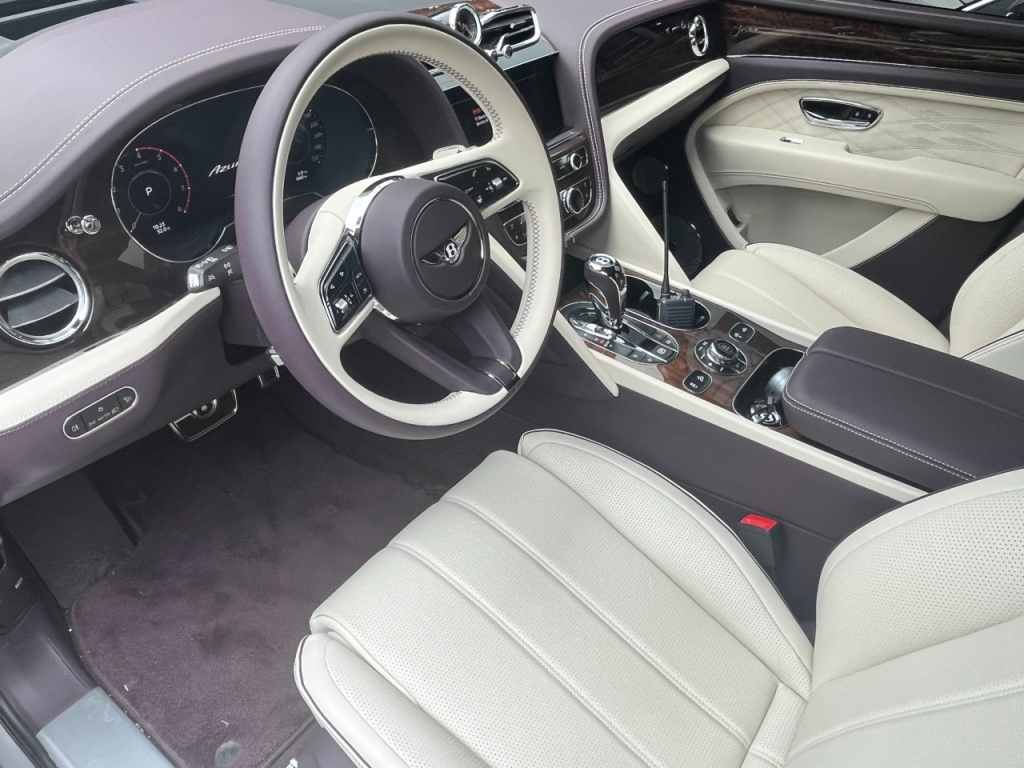 벤틀리 벤테이가 EWB 아주르의 운전석 모습/사진= 임찬영 기자