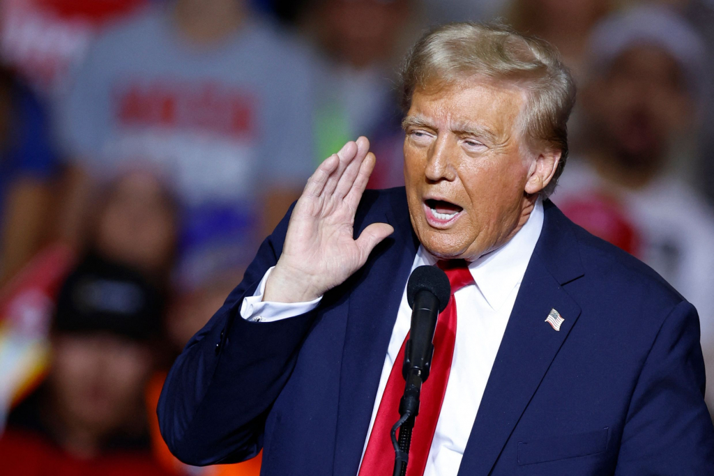  미국 공화당 대선 후보 도널드 트럼프 전 대통령이 2일(현지시간) 위스콘신주 밀워키에서 열린 선거 집회서 "미국서 공장을 짓지 않으면 관세도, 감세도, 혜택도 받을 수 없다"고 말하고 있다.(밀워키 AFP=뉴스1) 