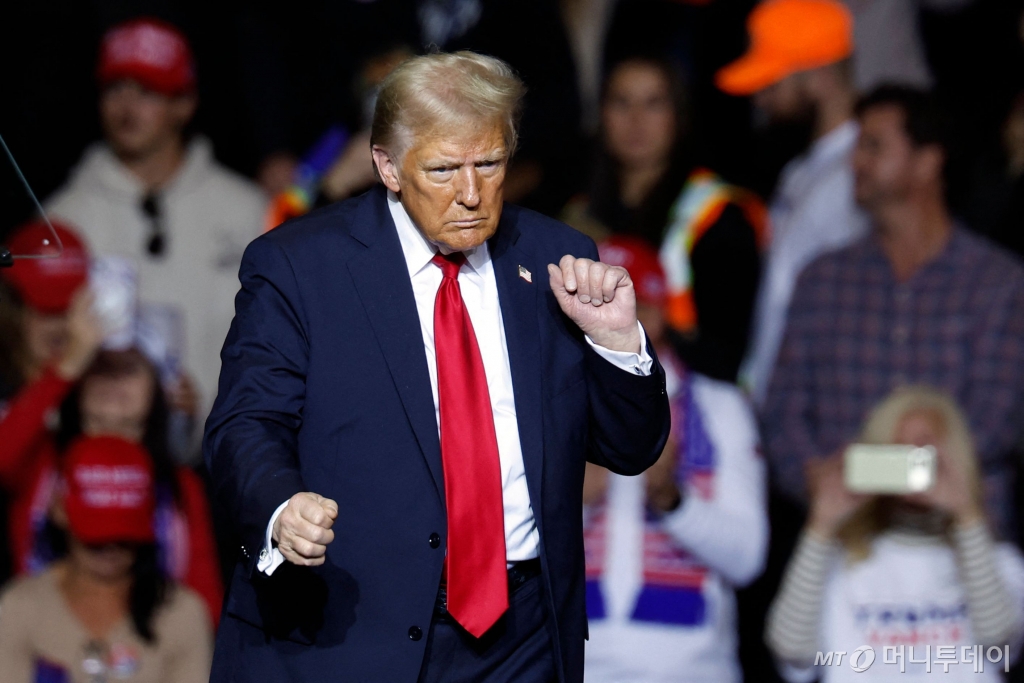  미국 공화당 대선 후보 도널드 트럼프 전 대통령이 2일(현지시간) 위스콘신주 밀워키에서 열린 선거 집회서 유세를 마친 뒤 춤을 추고 있다. 2024.11.03  ⓒ AFP=뉴스1