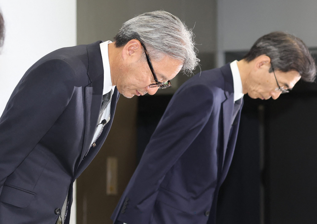 미베 도시히로 혼다 자동차 사장이 6월 3일 (현지시간) 도쿄에서 열린 품질 인증 부정 관련 기자회견서 고개 숙여 사과를 하고 있다. 혼다는 시장친화적 조치로 3분기 결산 발표 시간을 6일 장중으로 앞당기기로 했다. /AFPBBNews=뉴스1