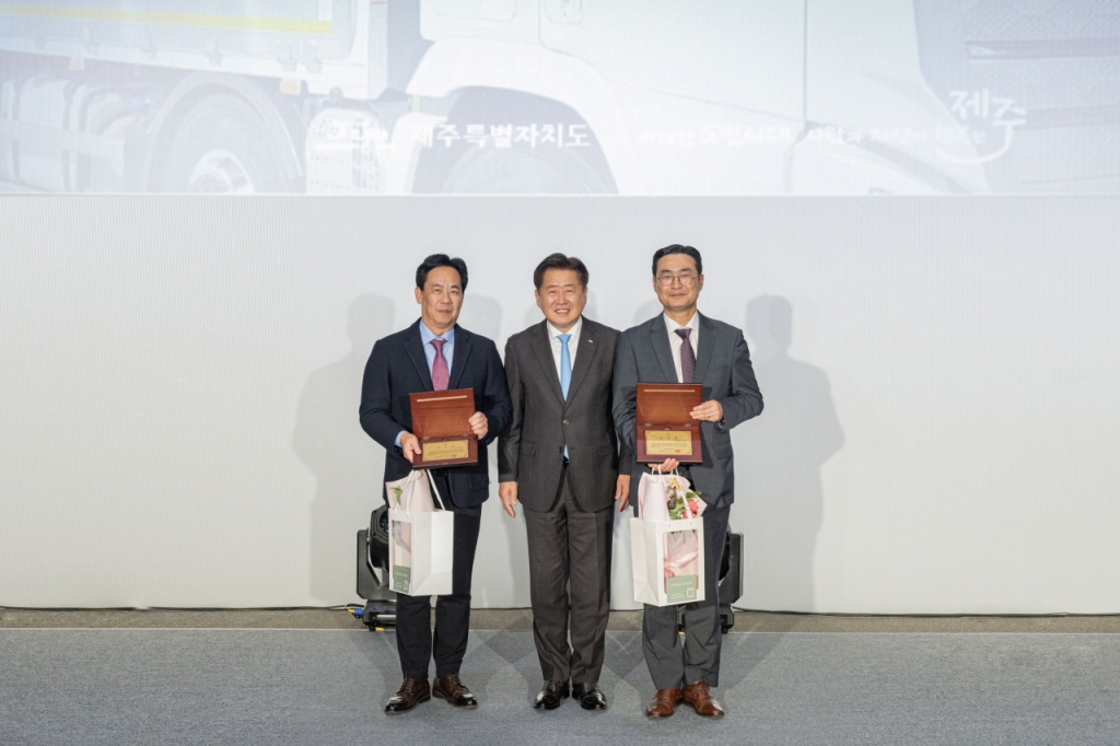 (왼쪽부터) 현대자동차 국내SV사업실장 이윤 상무, 오영훈 제주지사, 현대자동차 국내사업본부장 정유석 부사장/사진제공=현대차