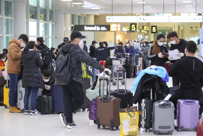 ▲2020년 3월 8일 오전 인천국제공항 제1여객터미널 내 법무부 출입국·외국인청 앞에서 코로나19 확산으로 국내에서 체류 중이던 불법 체류자들이 본국으로 돌아가기 위해 긴 줄을 서고 있다./사진=이기범 머니투데이 기자