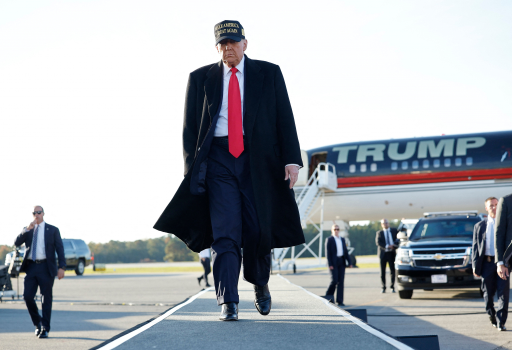 미국 공화당 대선 후보인 도널드 트럼프 전 대통령이 3일 (현지시간) 노스캐롤라이나주 킨스턴에서 열린 선거 집회에 도착을 하고 있다. /AFPBBNews=뉴스1