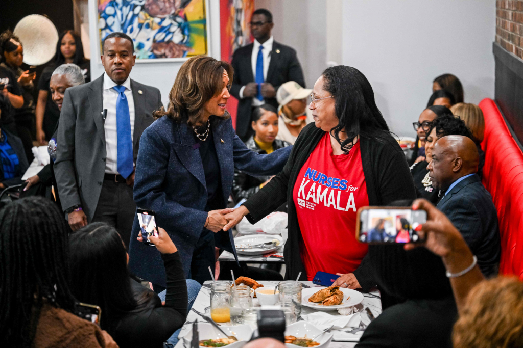 미국 민주당 대선 후보 카멀라 해리스 부통령이 3일 (현지시간) 미시간주 디트로이트의 레스토랑에서 주민들을 만나고 있다./AFPBBNews=뉴스1