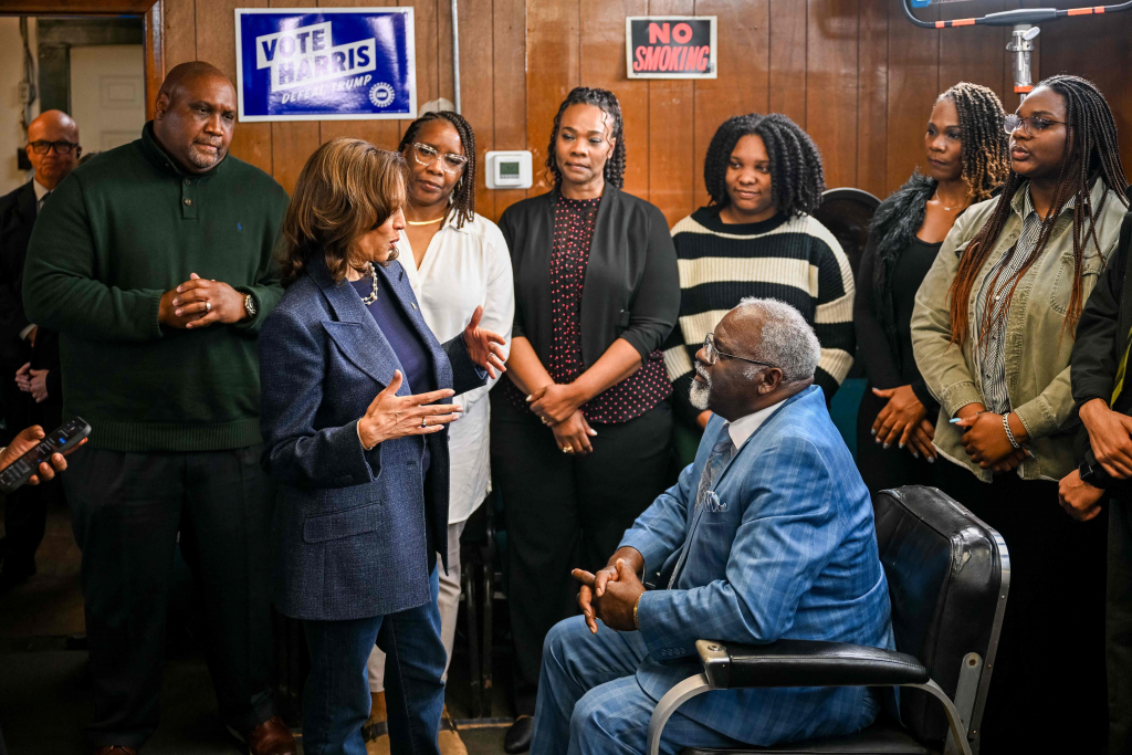 미국 민주당 대선 후보 카멀라 해리스 부통령이 3일 (현지시간) 미시간주 폰티악에 있는 이발소를 찾아 주민들과 얘기를 하고 있다. /AFPBBNews=뉴스1