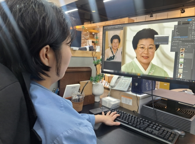  AI 기술을 활용해 사진 복원 작업을 하는 모습. /사진=김지은 기자
