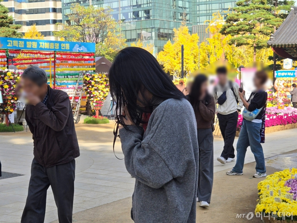 오후 2시가 되자 대웅전에서 '자녀를 위한 화엄 기도'가 시작됐다. 절 내부에서는 스님의 목탁 소리에 따라 수험생 자녀나 가족을 둔 불자들이 합장하거나 고개를 숙였다. /사진=이혜수 기자