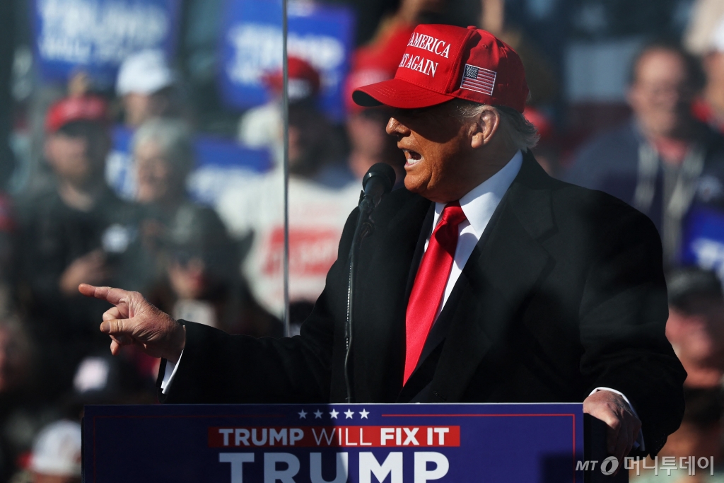(리티즈 AFP=뉴스1) 우동명 기자 = 미국 공화당 대선 후보인 도널드 트럼프 전 대통령이 3일 (현지시간) 펜실베이니아주 리티즈에서 열린 선거 집회서 "카멀라 해리스 부통령은 4년간 미국 노동자에게 경제적 지옥만 만들었다"고 주장하고 있다. 2024.11.04  ⓒ AFP=뉴스1  Copyright © 뉴스1. All rights reserved. 무단 전재 및 재배포,  AI학습 이용 금지. /사진=(리티즈 AFP=뉴스1) 우동명 기자