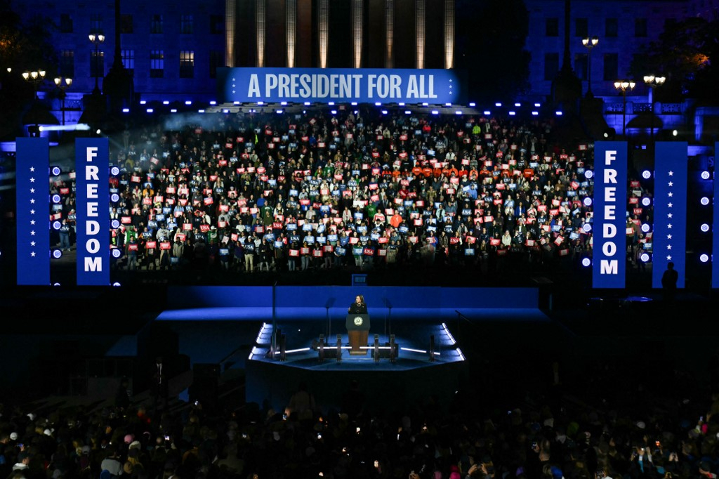 4일(현지시간) 민주당 대선 후보 카멀라 해리스 부통령이 록키 계단으로 불리는 펜실베이니아주 필라델피아 박물관 계단을 배경으로 마지막 유세를 펼치고 있다./AFPBBNews=뉴스1