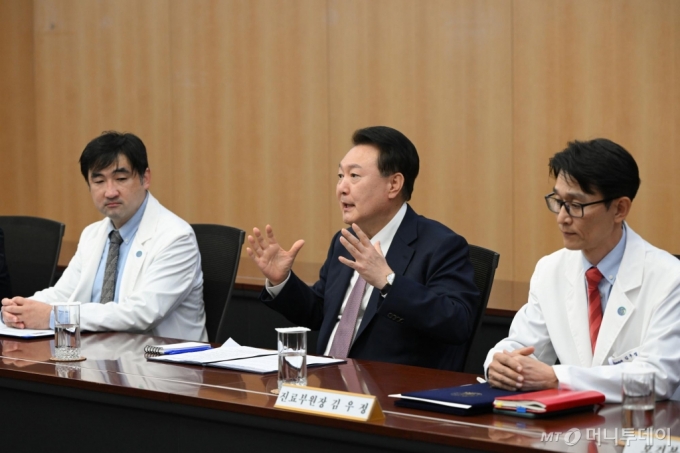 [제주=뉴시스] 조수정 기자 = 윤석열 대통령이 15일 제주시 제주대학교병원을 찾아 병원관계자 및 의료진과의 간담회를 갖고 있다. (사진=대통령실 제공) 2024.10.15. photo@newsis.com *재판매 및 DB 금지 /사진=