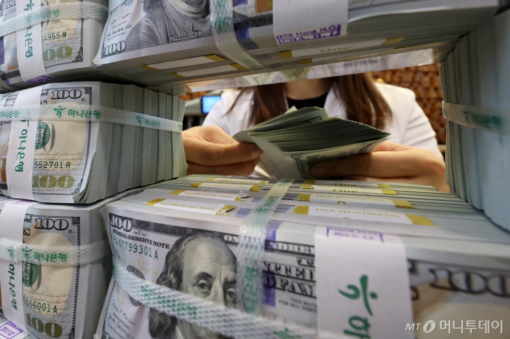 (서울=뉴스1) 이동해 기자 = 지난달 달러가 강세로 돌아서면서 우리나라 외환보유액이 4개월 만에 감소세로 전환한 5일 오후 서울 중구 하나은행 위변조대응센터에서 은행 관계자가 달러화를 정리하고 있다.  이날 한국은행이 발표한 '2024년 10월 말 외환보유액'에 따르면 지난달 말 기준 우리나라 외환보유액은 4156억9000만 달러로 전월 말보다 42억8000만 달러 줄어들었다. 이로써 외환보유액은 6월 이후 4개월 만의 감소세를 기록하게 됐다. 2024.11.5/뉴스1  Copyright © 뉴스1. All rights reserved. 무단 전재 및 재배포,  AI학습 이용 금지. /사진=(서울=뉴스1) 이동해 기자