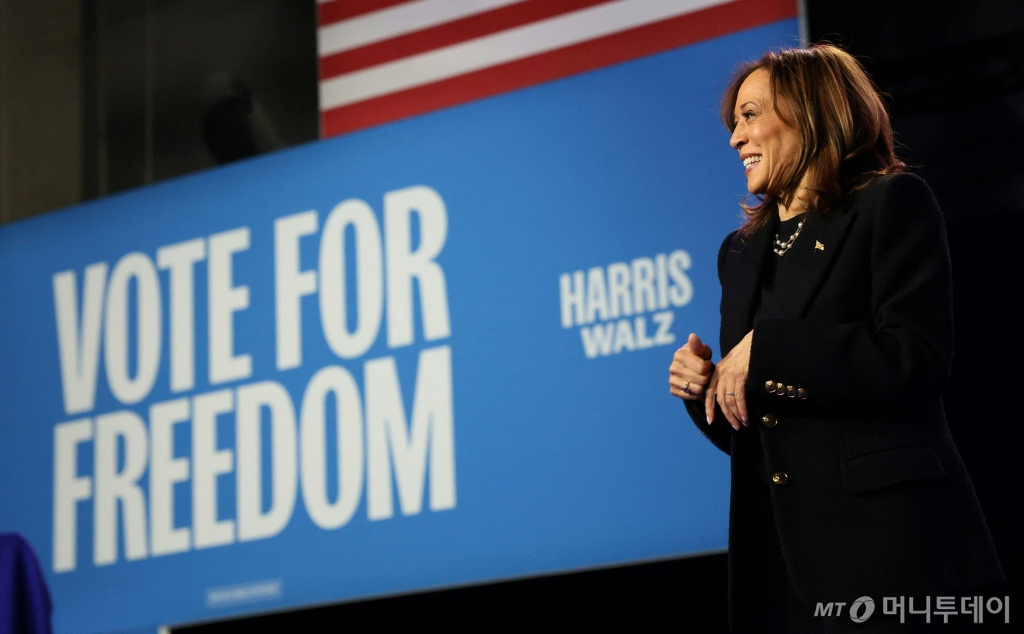 (앨런타운 AFP=뉴스1) 우동명 기자 = 미국 민주당 대통령 후보 카멀라 해리스 부통령이 4일 (현지시간) 펜실베이니아주 앨런타운에서 선거 집회에 도착을 하고 있다. 2024.11.05  ⓒ AFP=뉴스1  Copyright © 뉴스1. All rights reserved. 무단 전재 및 재배포,  AI학습 이용 금지. /사진=(앨런타운 AFP=뉴스1) 우동명 기자