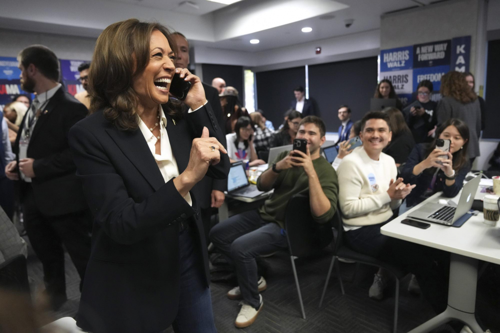 미국 민주당 대선 후보 카멀라 해리스 부통령이 5일(현지시각) 워싱턴 민주당전국위원회(DNC) 본부에서 자원봉사자들과 함께 전화 유세(phone bank)를 하고 있다. 해리스 부통령은 유권자들에게 전화를 걸어 투표를 독려했다. /AP=뉴시스
