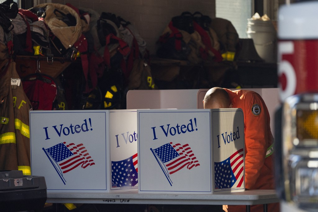 5일 미국 펜실베이니아주 피츠버그의 링컨-레밍턴-벨마르 지역에 있는 피츠버그 소방차 회사 건물 내 투표소에서 유권자가 투표용지를 넣고 있다. /AFPBBNews=뉴스1