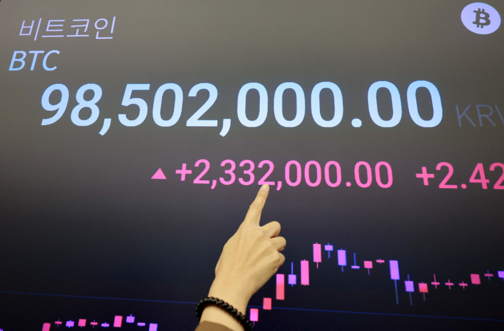 미국 대선에서 도널드 트럼프 공화당 후보가 당선될 가능성이 높다는 기대감으로 비트코인이 7만달러를 돌파한 6일 오전 서울 강남구 업비트 고객센터 전광판에 비트코인 가격 정보가 표시되고 있다./사진=뉴시스