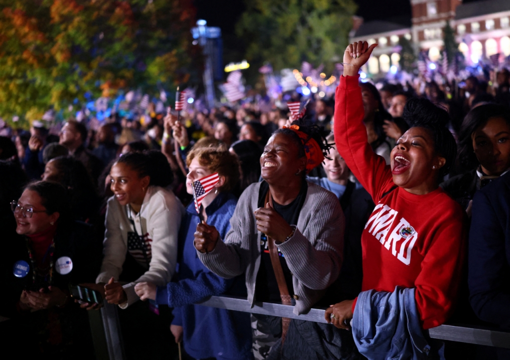 민주당 대선 후보 카멀라 해리스 부통령 지지자들이 5일(현지시간) 워싱턴DC 하워드대학에서 열린 해리스 캠프 '선거의 밤' 개표 시청 행사에서 환호하고 있다. /로이터=뉴스1