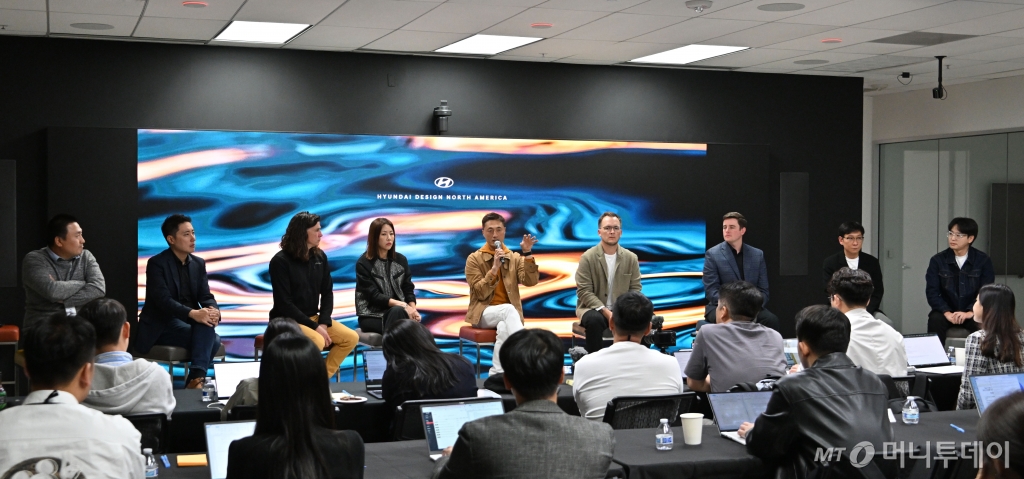 5일(현지시간) 미국 캘리포니아 얼바인 현대미국디자인센터에서 열린 한국기자단과의 간담회에 참석한 (왼쪽부터)정성윤 현대미국디자인센터 책임연구원, 케빈 강 내장디자인팀장, 앤드류 모어 선행디자인팀장, 에린 김 CMF팀장, 현대미국디자인센터장 하학수 상무, 토마스 리 디자인엔지니어링팀 연구원, 브래드 아놀드 외장디자인팀장, 류승욱 책임연구원, 조범수 책임연구원. /사진제공=현대차