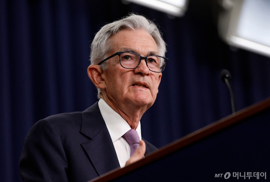 (워싱턴 AFP=뉴스1) 우동명 기자 = 제롬 파월 미국 연방준비제도(Fed·연준) 의장이 18일(현지시간) 워싱턴에서 기준금리를 0.5%포인트 인하한 FOMC 회의 후 기자회견을 갖고 “기준 금리의 적절한 수준이 4.4%, 2025년 말에는 3.4%가 될 것”이라고 밝히고 있다. 2024.09.19  ⓒ AFP=뉴스1  Copyright © 뉴스1. All rights reserved. 무단 전재 및 재배포,  AI학습 이용 금지. /사진=(워싱턴 AFP=뉴스1) 우동명 기자