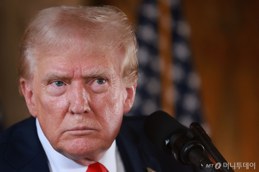 (팜 비치 AFP=뉴스1) 우동명 기자 = 도널드 트럼프 전 미국 대통령이 8일 (현지시간) 플로리다주 팜 비치에 있는 마러라고 별장에서 가진 기자회견서 "대통령 재임 시절 제롬 파월 연준 의장과 강하게 충돌을 한 적이 있다"고 말하고 있다. 2024.08.09   ⓒ AFP=뉴스1  Copyright © 뉴스1. All rights reserved. 무단 전재 및 재배포,  AI학습 이용 금지. /사진=(팜 비치 AFP=뉴스1) 우동명 기자