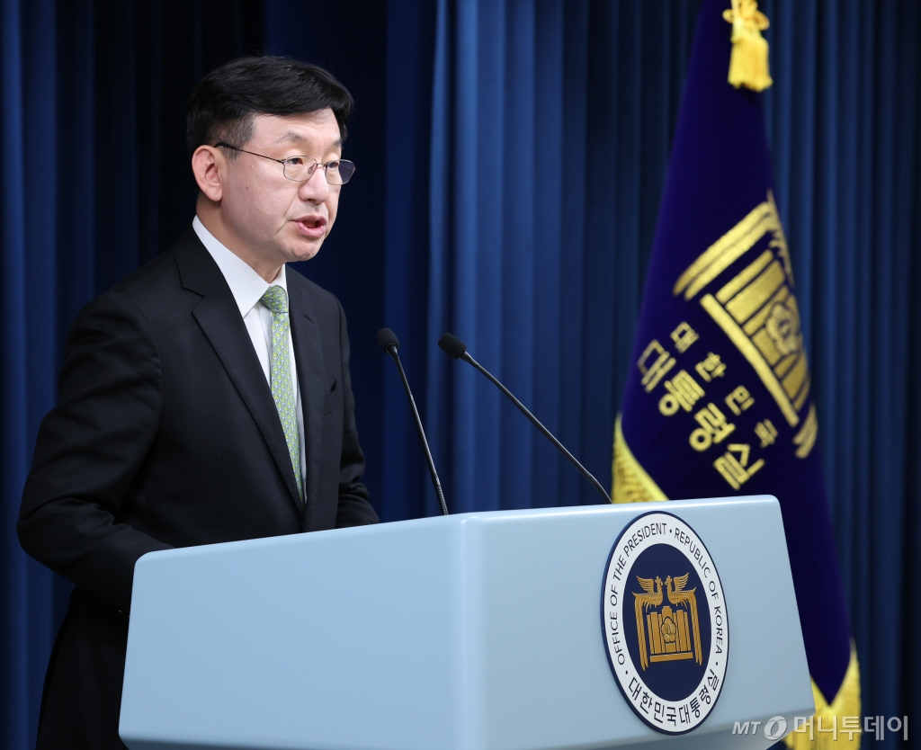 (서울=뉴스1) 송원영 기자 = 성태윤 정책실장이 5일 서울 용산 대통령실 청사에서 국정 성과 및 향후 과제 관련 브리핑을 하고 있다. 2024.11.5/뉴스1 Copyright © 뉴스1. All rights reserved. 무단 전재 및 재배포, AI학습 이용 금지. /사진=(서울=뉴스1) 송원영 기자