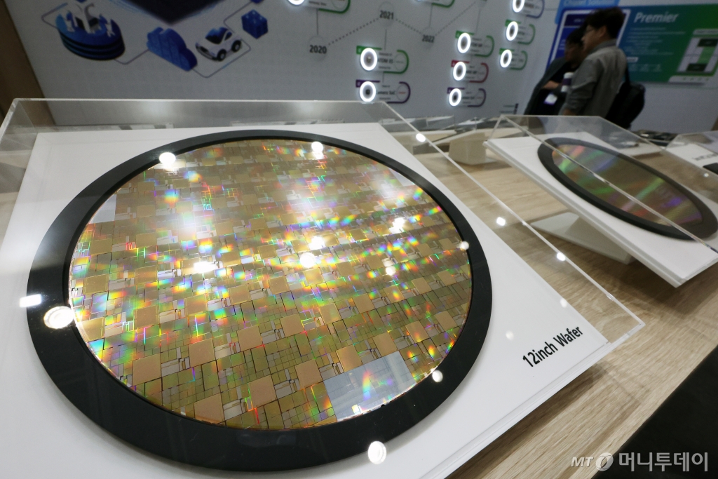 (서울=뉴스1) 황기선 기자 = 23일 서울 강남구 코엑스에서 열린 ‘제26회 반도체대전(SEDEX)’에 반도체 웨이퍼가 진열돼 있다.   이번 전시는 'AI 반도체와 최첨단 패키지 기술의 융합'이라는 주제로 이날 부터 오는 25일까지 진행된다. 2024.10.23/뉴스1  Copyright © 뉴스1. All rights reserved. 무단 전재 및 재배포,  AI학습 이용 금지. /사진=(서울=뉴스1) 황기선 기자