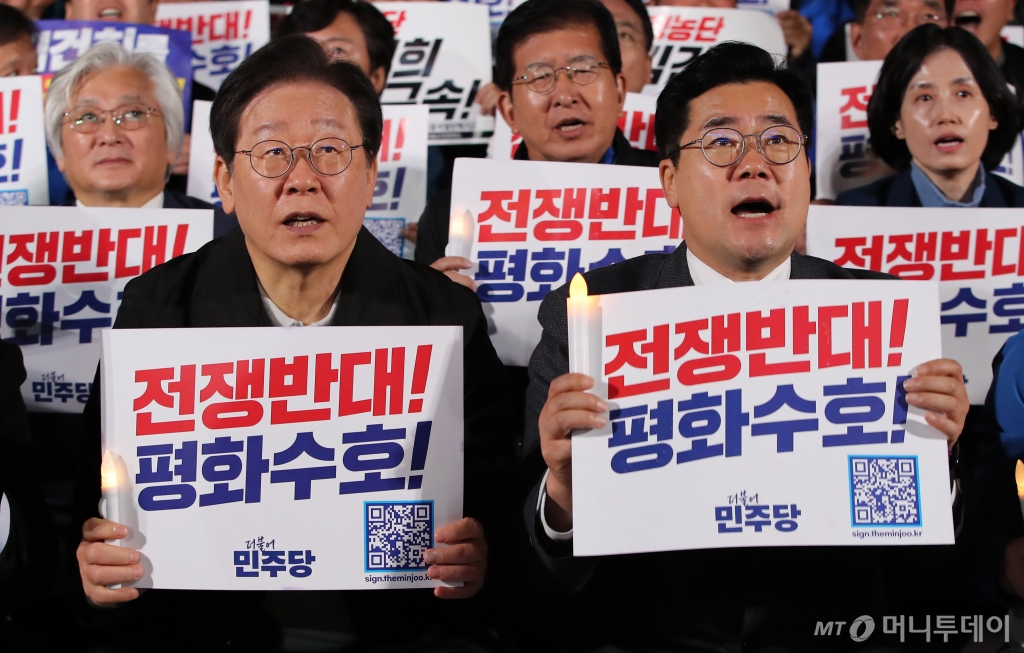 (서울=뉴스1) 박세연 기자 = 이재명 더불어민주당 대표와 박찬대 원내대표가 9일 오후 서울 세종대로에서 열린 더불어민주당 김건희·윤석열 국정농단 규탄·특검 촉구 제2차 국민행동의 날에서 구호를 외치고 있다. 2024.11.9/뉴스1  Copyright © 뉴스1. All rights reserved. 무단 전재 및 재배포,  AI학습 이용 금지. /사진=(서울=뉴스1) 박세연 기자