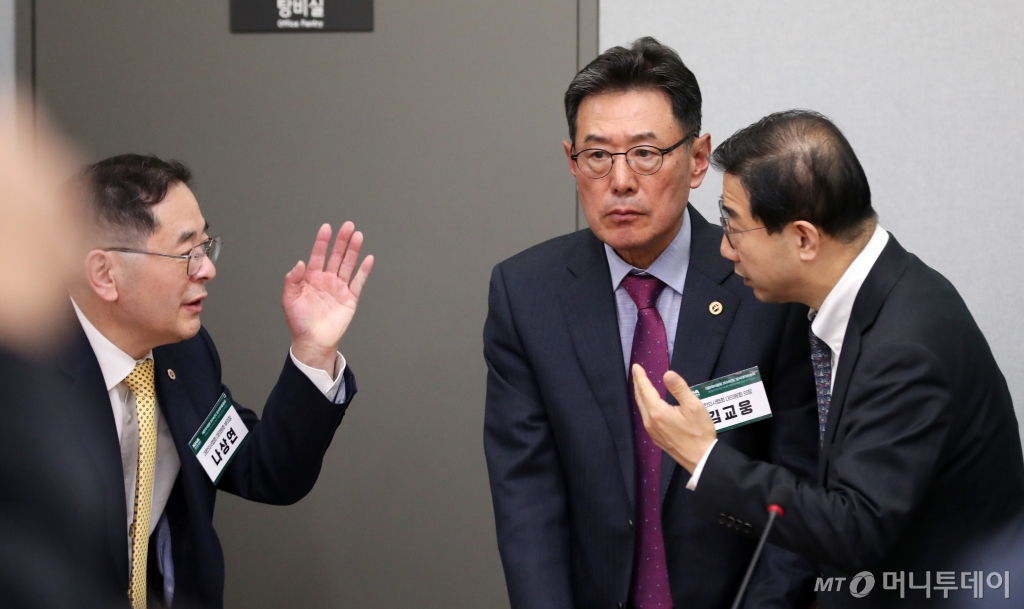 (서울=뉴스1) 이승배 기자 = 김교웅 대한의사협회 대의원회 의장이 10일 오후 서울 용산구 대한의사협회관에서 열린 임시 긴급 대의원 총회를 마치고 브리핑에 앞서 관계자들과 대화하고 있다. 대한의사협회는 이날 서울 용산구 의협회관에서 임시 대의원총회를 열고 재적 대의원 248명 중 224명이 출석한 가운데 170명 찬성으로 '막말 논란' '1억원 합의금 요구' 등으로 논란을 빚어온 임현택 대한의사협회 회장 탄핵안을 가결했다. 2024.11.10/뉴스1 Copyright © 뉴스1. All rights reserved. 무단 전재 및 재배포, AI학습 이용 금지. /사진=(서울=뉴스1) 이승배 기자