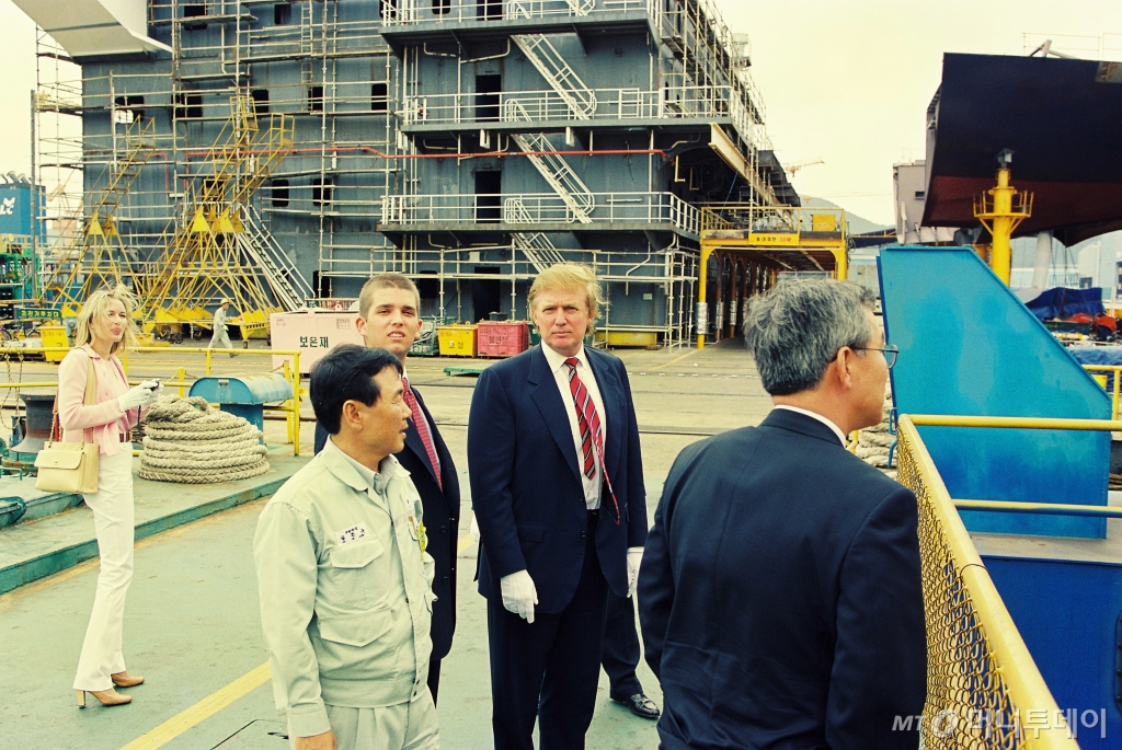 도널드 트럼프 미국 대통령 당선인이 1998년 6월 경남 거제 대우조선해양 옥포조선소를 방문한 모습. 임문규 당시 생산담당 상무를 통해 현장을 소개받고 있다. / 사진=머니투데이DB
