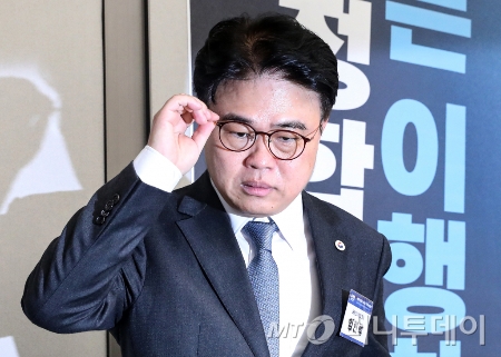 임현택 대한의사협회장이 10일 오후 서울 용산구 대한의사협회에서 열린 긴급 임시 대의원 총회에서 착석하고 있다./사진=(서울=뉴스1) 이승배 기자