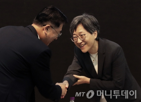 (서울=뉴스1) 오대일 기자 = 장상윤 대통령실 사회수석이 10일 서울 종로구 서울대학교 의과대학 융합관에서 열린 서울의대 교수 비대위·보건복지부 주최 ‘의료개혁, 어디로 가는가‘ 토론회를 마친 후 강희경 서울의대·병원 교수 비대위원장과 악수하고 있다. 2024.10.10/뉴스1 Copyright © 뉴스1. All rights reserved. 무단 전재 및 재배포, AI학습 이용 금지. /사진=(서울=뉴스1) 오대일 기자
