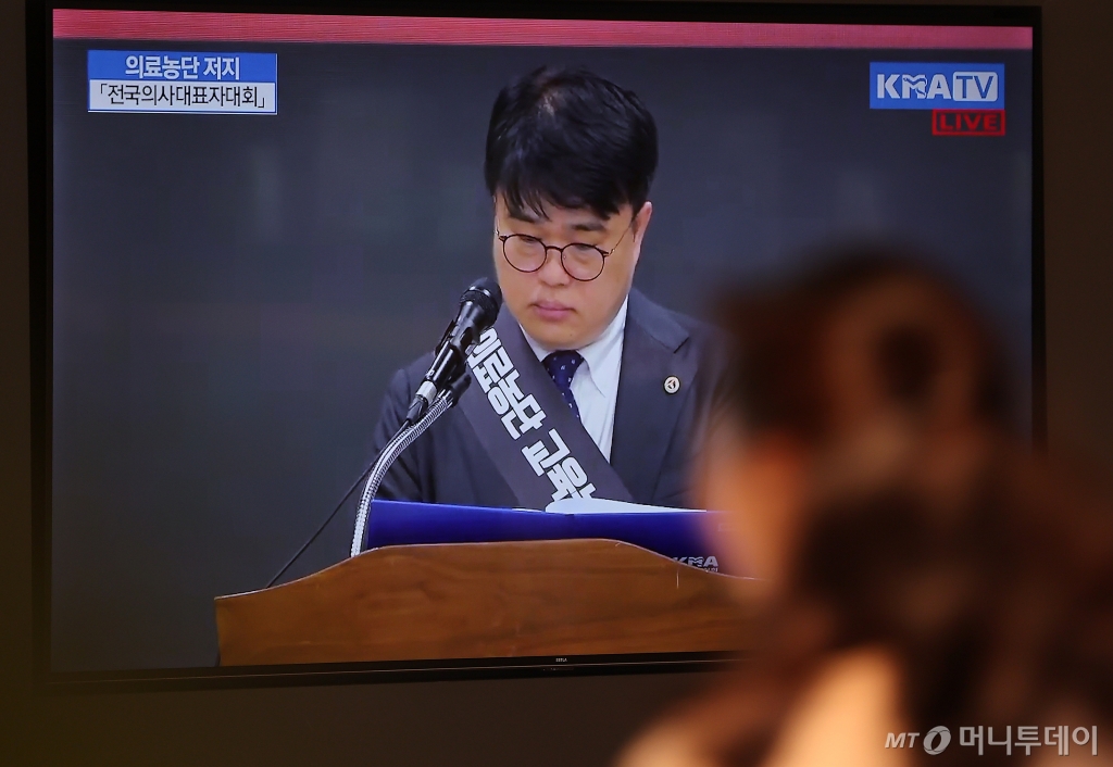 (서울=뉴스1) 김진환 기자 = 대한의사협회가 '막말 논란' '1억원 합의금 요구' 등으로 논란을 빚어온 임현택 대한의사협회(의협) 회장 탄핵안을 가결해 임 회장은 반년 만에 자리에서 물러나게 됐다.   지난 5월 취임한 임 회장은 SNS(소셜네트워크서비스) 등에서 장상윤 사회수석을 향해 부적절한 발언을 하고, 전공의, 의대생 등과 갈등을 빚어와 논란이 됐다. 이외에도 간호법, 의대 증원, 필수의료패키지 등 현안 대응, 서울시의사회 임원에 대한 합의금 요구 등도 탄핵 사유로 거론됐다.   사진은 11일 오전 의협회관 로비에 송출되는 임현택 전 회장의 홍보 영상. 2024.11.11/뉴스1  Copyright © 뉴스1. All rights reserved. 무단 전재 및 재배포,  AI학습 이용 금지. /사진=(서울=뉴스1) 김진환 기자