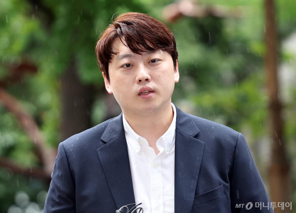 (서울=뉴스1) 김명섭 기자 = 박단 대한전공의협의회 비대위원장이 21일 오전 서울 마포구 서울경찰청 광역수사단 공공범죄수사대에서 참고인 조사를 위해 경찰에 출석하며 취재진 질문에 답변하고 있다. 2024.8.21/뉴스1  Copyright © 뉴스1. All rights reserved. 무단 전재 및 재배포,  AI학습 이용 금지. /사진=(서울=뉴스1) 김명섭 기자