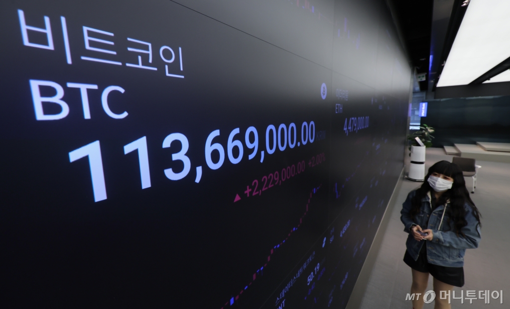 (서울=뉴스1) 김도우 기자 = 11일 서울 강남구 업비트 고객센터 전광판에 비트코인 시세가 나타나고 있다.  비트코인의 시세는 10일(현지시간) 사상 첫 8만달러를 돌파한데 이어 8만1천달러를 넘어섰다. 2024.11.11/뉴스1  Copyright © 뉴스1. All rights reserved. 무단 전재 및 재배포,  AI학습 이용 금지. /사진=(서울=뉴스1) 김도우 기자