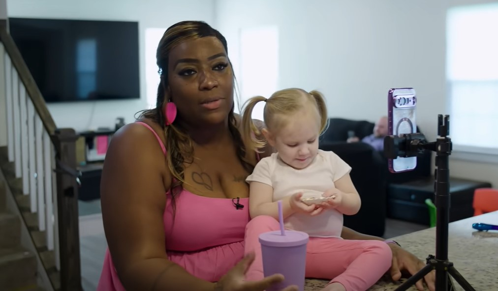 흑인 여성이 혼혈 세 자녀 중 백인 막내 딸이 친자식이 아니라는 숱한 오해를 받아 DNA 검사까지 받은 사연을 전했다. /사진=유튜브 채널 트룰리 캡처