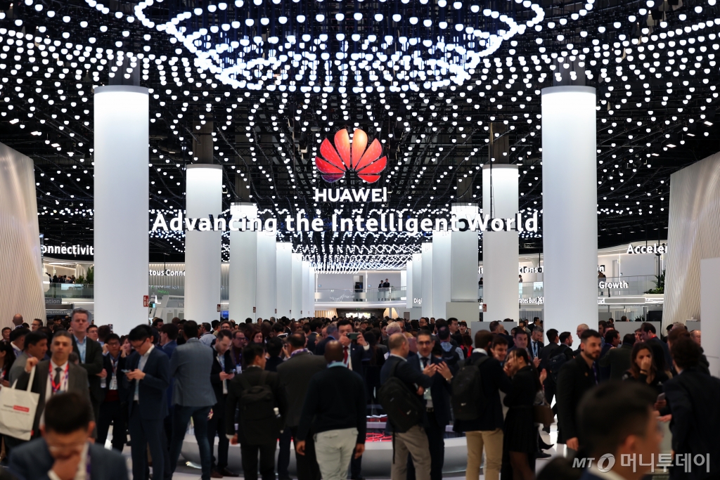 세계 최대 이동통신 전시회 '모바일 월드 콩그레스(MWC) 2024’ 이튿날인 27일 오후(현지시간) 스페인 바르셀로나 피라 그란 비아 전시장에 마련된 화웨이 부스가 관람객들로 붐비고 있다. 2024.2.27/뉴스1  Copyright © 뉴스1. All rights reserved. 무단 전재 및 재배포,  AI학습 이용 금지.