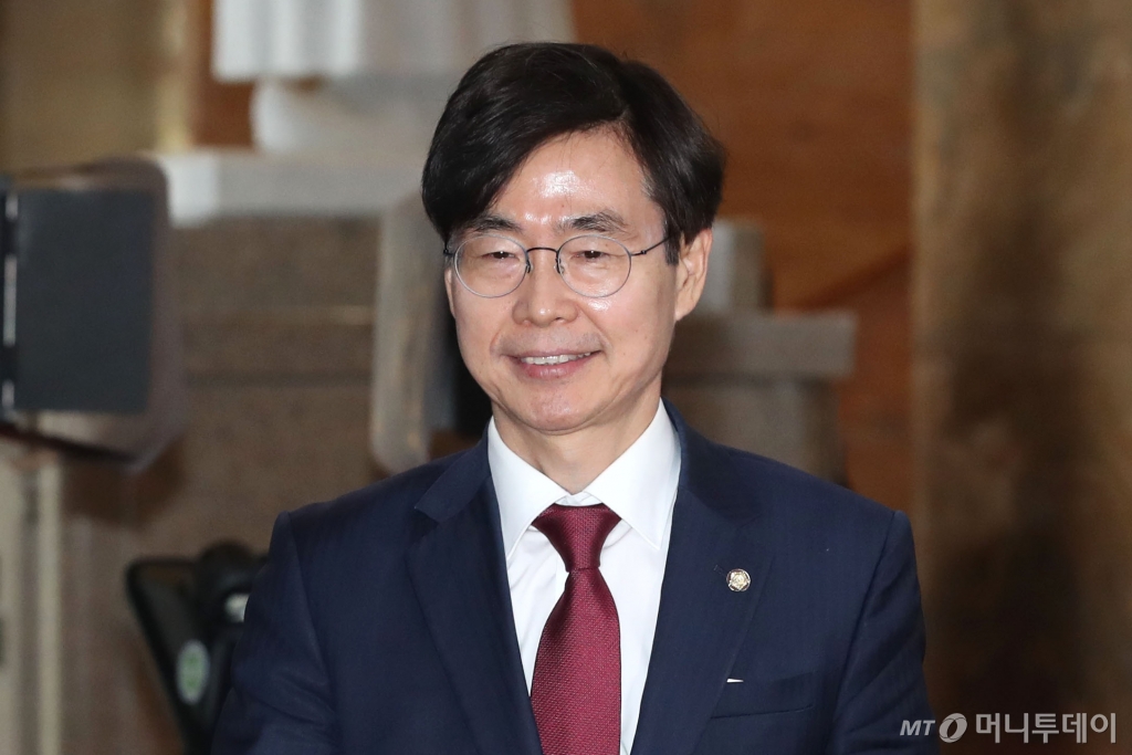 (서울=뉴스1) 이광호 기자 = 조경태 국민의힘 의원이 6일 오후 서울 여의도 국회에서 한동훈 대표와 당내 중진 5·6선 의원들과의 회동에 참석하기 위해 당대표실로 향하고 있다. 2024.11.6/뉴스1 Copyright © 뉴스1. All rights reserved. 무단 전재 및 재배포, AI학습 이용 금지. /사진=(서울=뉴스1) 이광호 기자