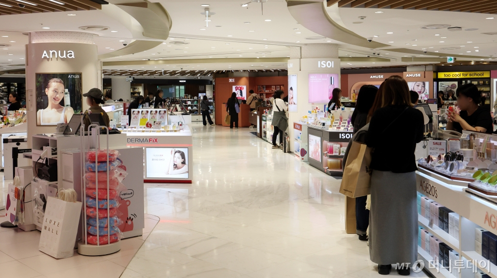 1일 오후 서울 시내 한 면세점이 한산한 모습을 보이고 있다. 통계청 국가통계포털에 따르면 9월 소매판매액지수가 전월 대비 0.4% 감소한 것으로 나타났으며 증가세를 보이던 면세점 매출은 7개월 만에 최대폭으로 감소했다. /사진=뉴스1